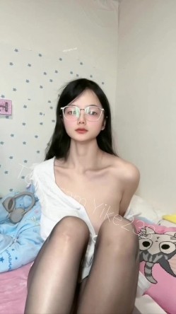 可盐可甜极品大奶清纯女神【小罗老师、旖可】付费露脸视图，露出裸舞性爱调教，年纪虽轻却很反差 截图4