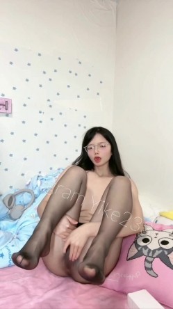 可盐可甜极品大奶清纯女神【小罗老师、旖可】付费露脸视图，露出裸舞性爱调教，年纪虽轻却很反差 截图6
