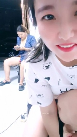 山东超市的老板娘，【北冥有鱼】，带表妹初下海，店里还有人，就要露奶子，约情人来啪啪，这骚娘们真带劲 截图4