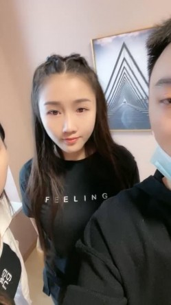 【火爆推荐 ️新人首操】七彩女神『操浪姐』超养眼女神下海 激情4P性战 操的淫乱 玩的奔放 高清源码无水印 (1) 截图5