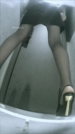 夜总会酒吧女厕后拍各种黑丝高跟 美女如云性感圆臀高跟美女拉完大号换安全裤 截图1