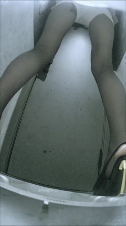 夜总会酒吧女厕后拍各种黑丝高跟 美女如云性感圆臀高跟美女拉完大号换安全裤 截图11