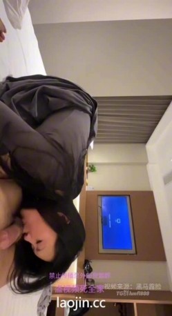 【真实约妹合集】，双飞大一姐妹花，完美露脸，闺蜜掐着脖子轮流操，叫声太他妈骚了，爽到吸手指 截图2