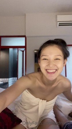 泰国纯天然反差少妇「dream」OF日常露脸性爱私拍 野外、阳台、车震、门口啪啪 现实OL网上母狗 截图2