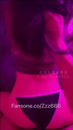 专攻高颜值网红台湾泡良大神「郑原创」FO私拍，纯欲反差C奶妹生日篇，从沙发到桌前玩来玩去，干了一会儿就开始喷水了 截图8