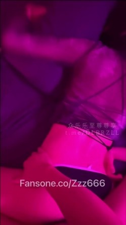 专攻高颜值网红台湾泡良大神「郑原创」FO私拍，纯欲反差C奶妹生日篇，从沙发到桌前玩来玩去，干了一会儿就开始喷水了 截图14