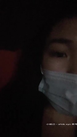 坐标杭州，【唐人街探案】热门场次，【小花妹妹开播】电影院里座无虚席，塞着跳蛋自慰，紧张刺激，看到一半到厕所脱光自慰喷水 截图3
