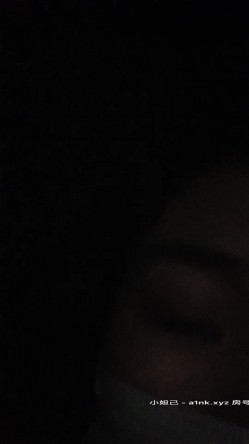 坐标杭州，【唐人街探案】热门场次，【小花妹妹开播】电影院里座无虚席，塞着跳蛋自慰，紧张刺激，看到一半到厕所脱光自慰喷水 截图5
