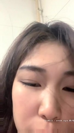 坐标杭州，【唐人街探案】热门场次，【小花妹妹开播】电影院里座无虚席，塞着跳蛋自慰，紧张刺激，看到一半到厕所脱光自慰喷水 截图13