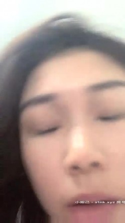 坐标杭州，【唐人街探案】热门场次，【小花妹妹开播】电影院里座无虚席，塞着跳蛋自慰，紧张刺激，看到一半到厕所脱光自慰喷水 截图16