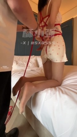 【丝足狂喜】推特28万粉丝国产原创丝袜足交博主「酥小强」付费私拍 线下专约素人模特足交抚摸调情 截图6