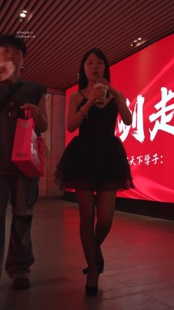 【裙底 ️春光乍泄】极品露出骚货情趣战衣跟男友逛街 全身黑丝薄纱透肉 极度诱人连内裤也是 晚上估计逼要被艹肿 截图1