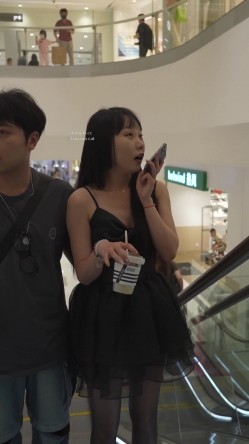【裙底 ️春光乍泄】极品露出骚货情趣战衣跟男友逛街 全身黑丝薄纱透肉 极度诱人连内裤也是 晚上估计逼要被艹肿 截图3