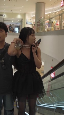 【裙底 ️春光乍泄】极品露出骚货情趣战衣跟男友逛街 全身黑丝薄纱透肉 极度诱人连内裤也是 晚上估计逼要被艹肿 截图4
