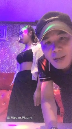 边境性爱好风光 老金哥KTV玩个冷傲越南妹纸泄泄火 美乳翘挺 外表冰冷 插入小穴的时候里面很火热 操的很爽 截图1