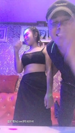 边境性爱好风光 老金哥KTV玩个冷傲越南妹纸泄泄火 美乳翘挺 外表冰冷 插入小穴的时候里面很火热 操的很爽 截图2