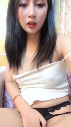 颜值区女神下海，【老实的女人】，明星脸魔鬼身材，一对大白兔吸睛指数高，露逼还挺肥美，跳蛋塞穴超级妩媚 截图1
