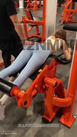 推特极品少妇淫妻「Ella小骚狐」「小骚狐」骚人妻勾引公共场合大学生、大叔、职员带着和老公一起群P 截图1