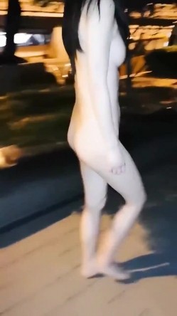 喜欢在野外漏出的甜美美腿草莓女神 最全集合，胆子非常大啊，在夜晚还有车流人流的大街上一丝不挂漏出，甚至自慰 甚至做爱 截图10