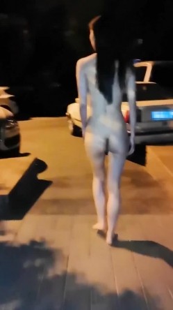 喜欢在野外漏出的甜美美腿草莓女神 最全集合，胆子非常大啊，在夜晚还有车流人流的大街上一丝不挂漏出，甚至自慰 甚至做爱 截图15
