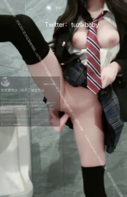 边走边尿『兔崽baby』未流出新作，白丝户外，白裙炮击，粉裙等等，塞着假鸡巴走路 边走边插 爽到失禁喷 截图4