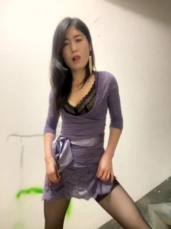 女人味十足，极品白虎熟女【sunny-520】付费，脸穴同框深情投入，楼道自慰喷水 截图3