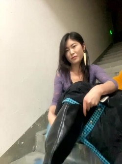 女人味十足，极品白虎熟女【sunny-520】付费，脸穴同框深情投入，楼道自慰喷水 截图6
