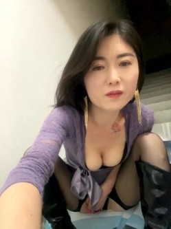 女人味十足，极品白虎熟女【sunny-520】付费，脸穴同框深情投入，楼道自慰喷水 截图8