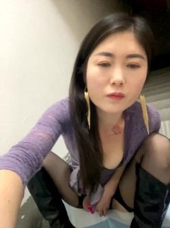 女人味十足，极品白虎熟女【sunny-520】付费，脸穴同框深情投入，楼道自慰喷水 截图12