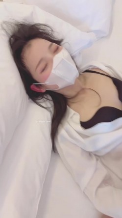 超顶级绿帽博主，【暖暖小淫妻】，看老婆被各单男干，95年的，超级骚，还有3P 截图3