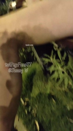 深夜，成都双流的街头，【Fxxc77】，土豪哥户外高价定制，23岁公司前台，裸体露出，湿得一塌煳涂 截图1