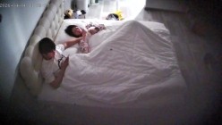 酒店偷拍连续3天入住表面乖巧实际反差的可爱女友换各情趣拍照和男友啪啪 截图3