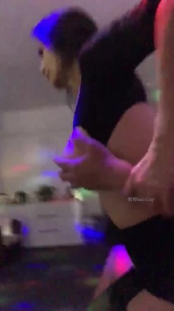 爆乳熟女 · 惠子阿姨· ：顶到她子宫去，这肥逼，操死她这个老骚逼，站起来，哇哇~哦哦哦哦哦~使劲，宝贝！ 截图14