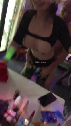 爆乳熟女 · 惠子阿姨· ：顶到她子宫去，这肥逼，操死她这个老骚逼，站起来，哇哇~哦哦哦哦哦~使劲，宝贝！ 截图15