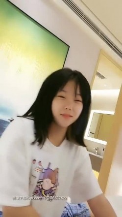 星星放假了萌妹子洗澡刮毛啪啪诱惑，坐在马桶上刮毛胖男69舔逼猛操 截图2