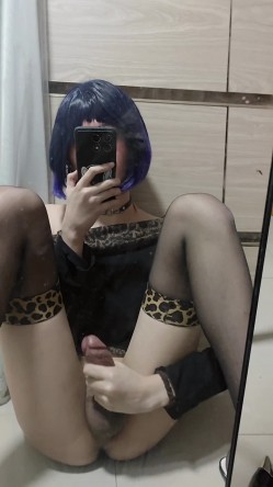 巨型男娘【teroiroi】 直播黑化浓妆 蕾丝兔耳性感 拉丝冷酷小眼神蔑视一切 公狗不服来干 另有各种插入自慰更精彩 截图8
