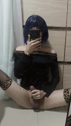巨型男娘【teroiroi】 直播黑化浓妆 蕾丝兔耳性感 拉丝冷酷小眼神蔑视一切 公狗不服来干 另有各种插入自慰更精彩 截图11