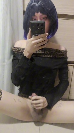巨型男娘【teroiroi】 直播黑化浓妆 蕾丝兔耳性感 拉丝冷酷小眼神蔑视一切 公狗不服来干 另有各种插入自慰更精彩 截图12