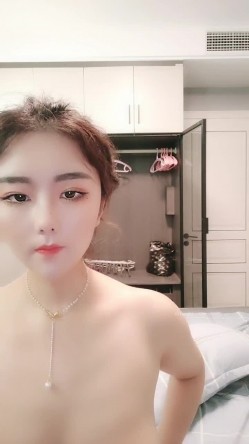 连模特儿都下海了，极品高颜值高挑的气质车模，笑起来甜甜的，有极品大奶子，逼还很紧，每天都被这渣男无套内射 就不怕怀孕嘛 截图1