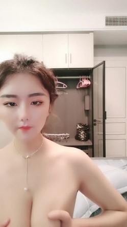 连模特儿都下海了，极品高颜值高挑的气质车模，笑起来甜甜的，有极品大奶子，逼还很紧，每天都被这渣男无套内射 就不怕怀孕嘛 截图2