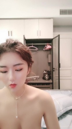 连模特儿都下海了，极品高颜值高挑的气质车模，笑起来甜甜的，有极品大奶子，逼还很紧，每天都被这渣男无套内射 就不怕怀孕嘛 截图3
