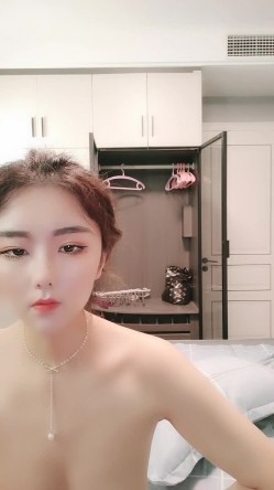 连模特儿都下海了，极品高颜值高挑的气质车模，笑起来甜甜的，有极品大奶子，逼还很紧，每天都被这渣男无套内射 就不怕怀孕嘛 截图4