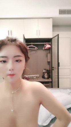 连模特儿都下海了，极品高颜值高挑的气质车模，笑起来甜甜的，有极品大奶子，逼还很紧，每天都被这渣男无套内射 就不怕怀孕嘛 截图5