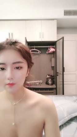 连模特儿都下海了，极品高颜值高挑的气质车模，笑起来甜甜的，有极品大奶子，逼还很紧，每天都被这渣男无套内射 就不怕怀孕嘛 截图6