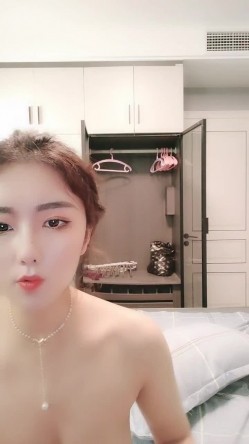 连模特儿都下海了，极品高颜值高挑的气质车模，笑起来甜甜的，有极品大奶子，逼还很紧，每天都被这渣男无套内射 就不怕怀孕嘛 截图7