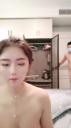 连模特儿都下海了，极品高颜值高挑的气质车模，笑起来甜甜的，有极品大奶子，逼还很紧，每天都被这渣男无套内射 就不怕怀孕嘛 截图8