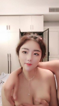 连模特儿都下海了，极品高颜值高挑的气质车模，笑起来甜甜的，有极品大奶子，逼还很紧，每天都被这渣男无套内射 就不怕怀孕嘛 截图10