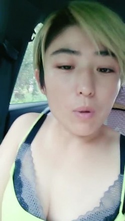 短发少妇跟大哥户外激情啪啪，口交大黑鸡巴让大哥舔逼站着爆草抽插浪荡呻吟，回到车里继续干骚穴精彩刺激 截图4