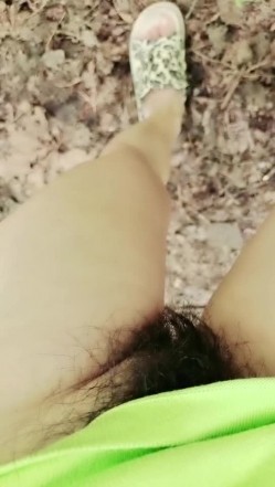 短发少妇跟大哥户外激情啪啪，口交大黑鸡巴让大哥舔逼站着爆草抽插浪荡呻吟，回到车里继续干骚穴精彩刺激 截图6