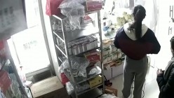黑客破解医院路边药店诊疗室摄像头偷拍 ️打针的小姐姐连打2针 捂着屁股出门   截图2